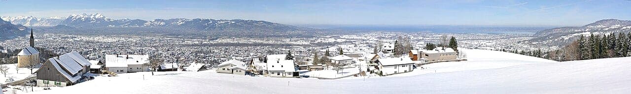 Paysage de montagnes et de vallées en Suisse